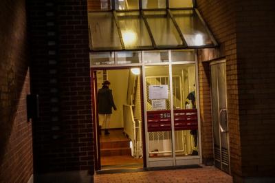 Stuttgart Ost: Aetzende Fluessigkeit in Treppenhaus loest Grosseinsatz aus